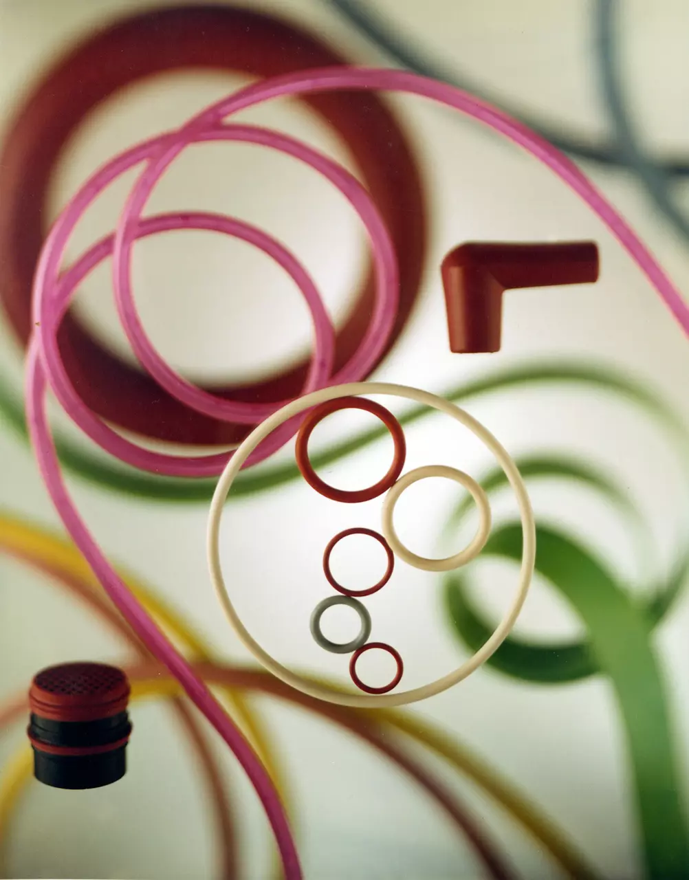 熙耐特™ 氟硅橡胶零件，包括O形圈、耐候密封件、电子连接器绝缘体和火花塞靴。