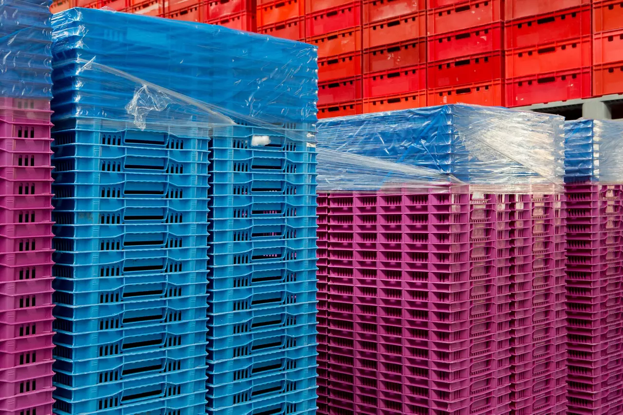 Plastic crates. Industrial crates. Crate cleaning industry.
