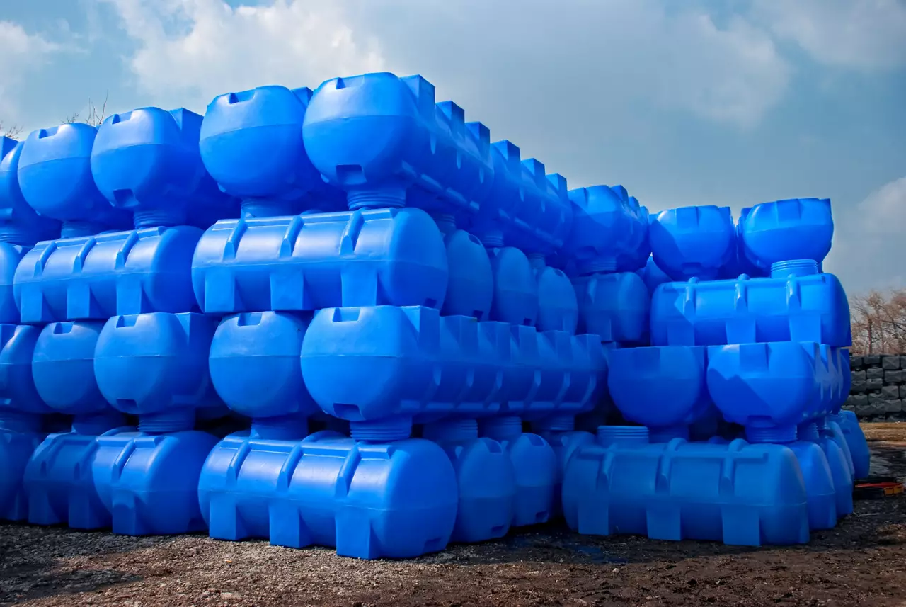 Storage containers for liquids