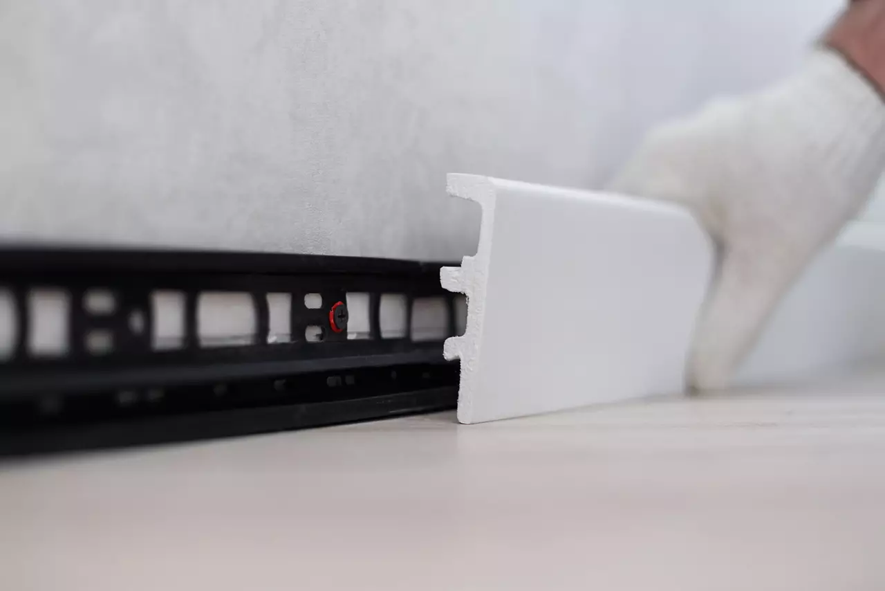 installing a piece of trim / skirting board