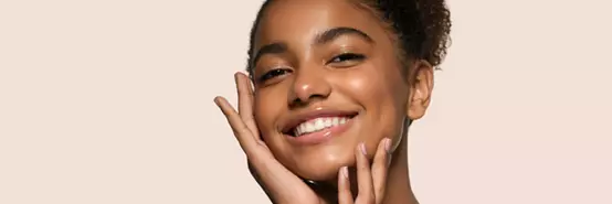 非裔美国女性，拥有健康的皮肤、自然美和愉悦的微笑